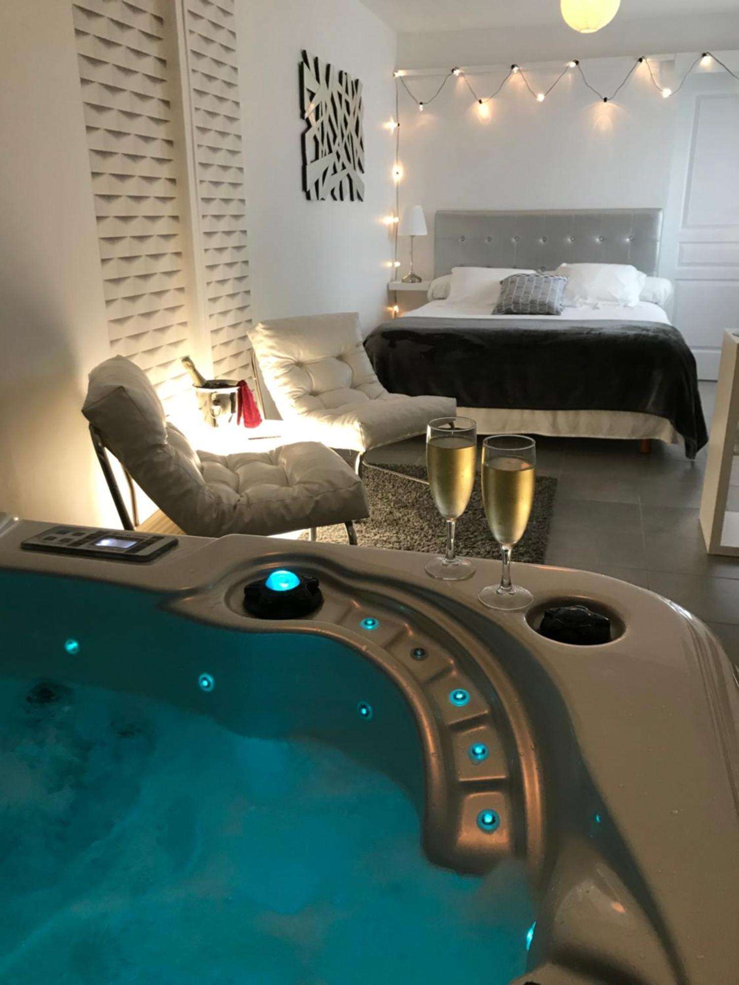 Le Relais De La Hardiesse 6Km Mont St Michel - Chambres Doubles - Suite Spa Privatif Courtils Exterior foto